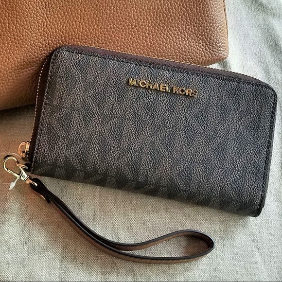 Michael Kors Handbags - Signature Multi-function Phone Case Wallet w/Strap